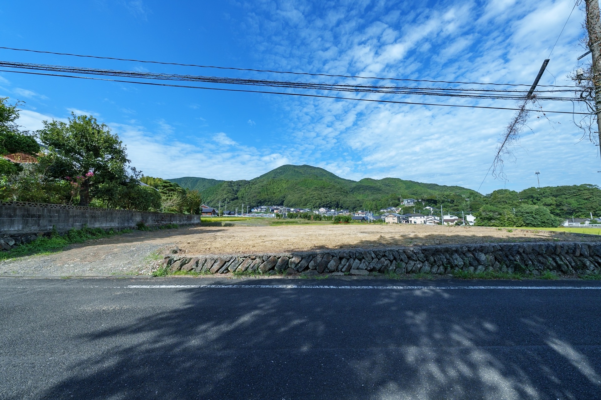 佐々町市瀬免の土地を道路側から見た現地写真